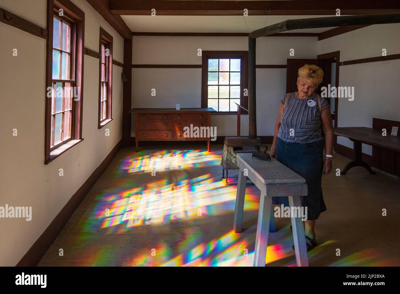 Prismatisches Fensterlichtmuster auf Shaker Village Interieur Stockfoto