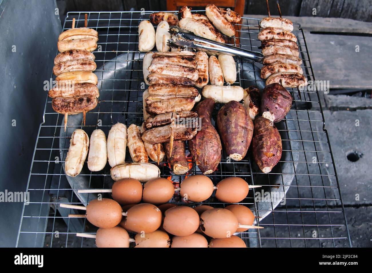 Thai Street Food: Gegrillte Bananen, Süßkartoffeln und gekochte Eier. Chiang Khan, Provinz Loei, Thailand. Stockfoto