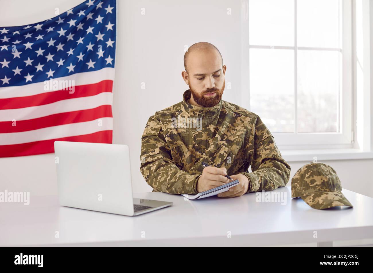 Amerikanische Soldaten arbeiten am Computer machen Notizen Stockfoto