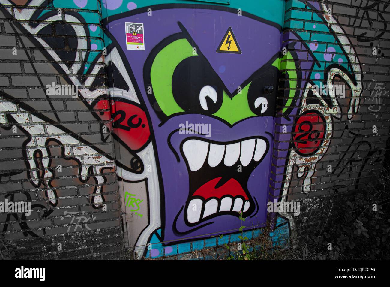 Nahaufnahme eines bunten Graffiti-Stückes an einer schwarzen Wand - urbanes Kunstkonzept Stockfoto