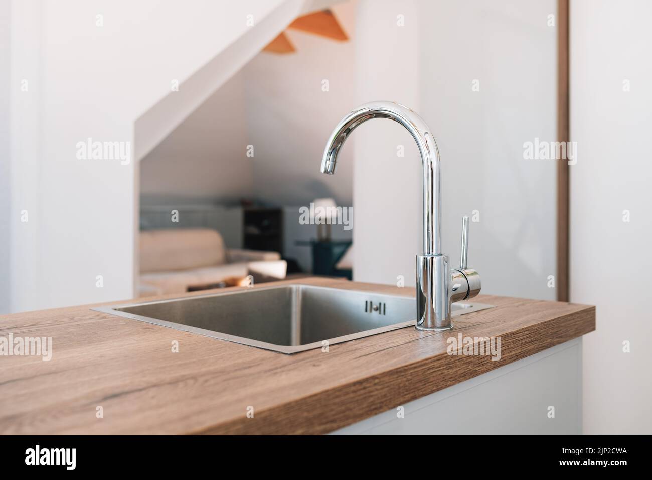 Moderne Küchenarmatur und Waschbecken in Loft-Wohnung Stockfoto