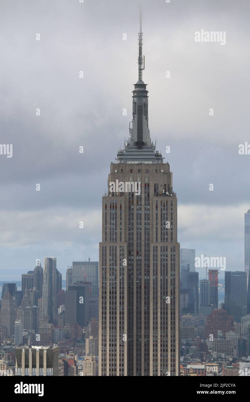 Eine vertikale Aufnahme des Empire State Building von der Spitze des Felsens, New York City, USA Stockfoto