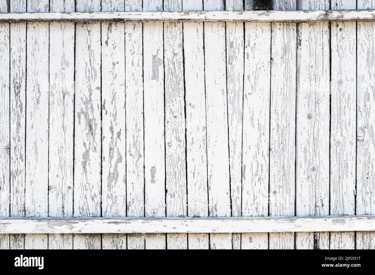 Textur von altem weiß gestrichenen Holzzaun mit Farbe, die sich als grunge Hintergrund abblättert Stockfoto