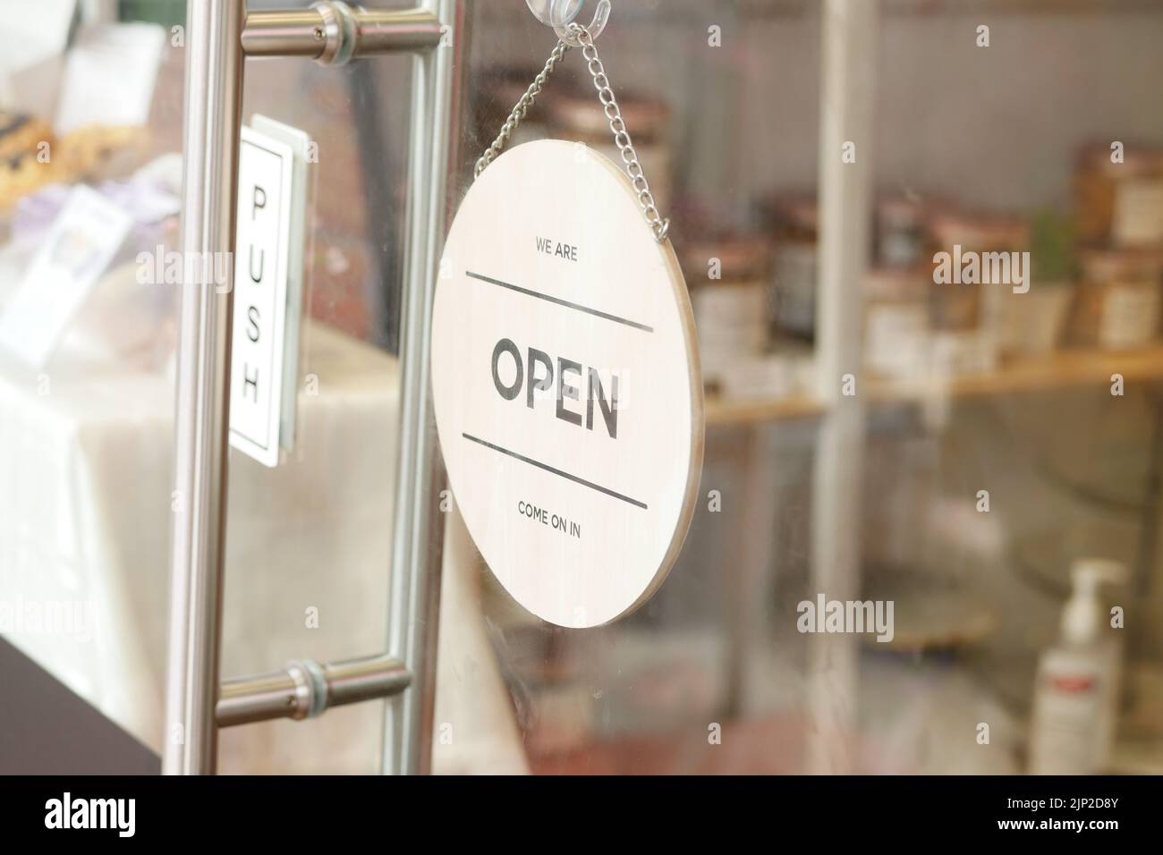 Offenes Schild, das vor dem Café hängt. Stockfoto