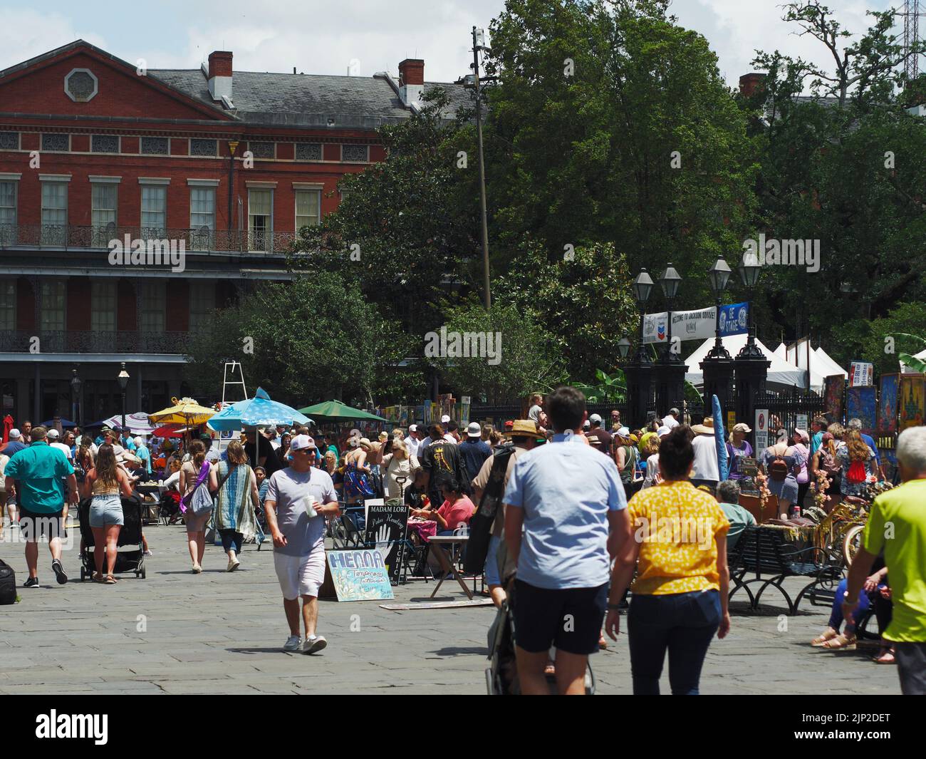 Eine Menge außerhalb des Jackson Square während eines Festivals in New Orleans Stockfoto