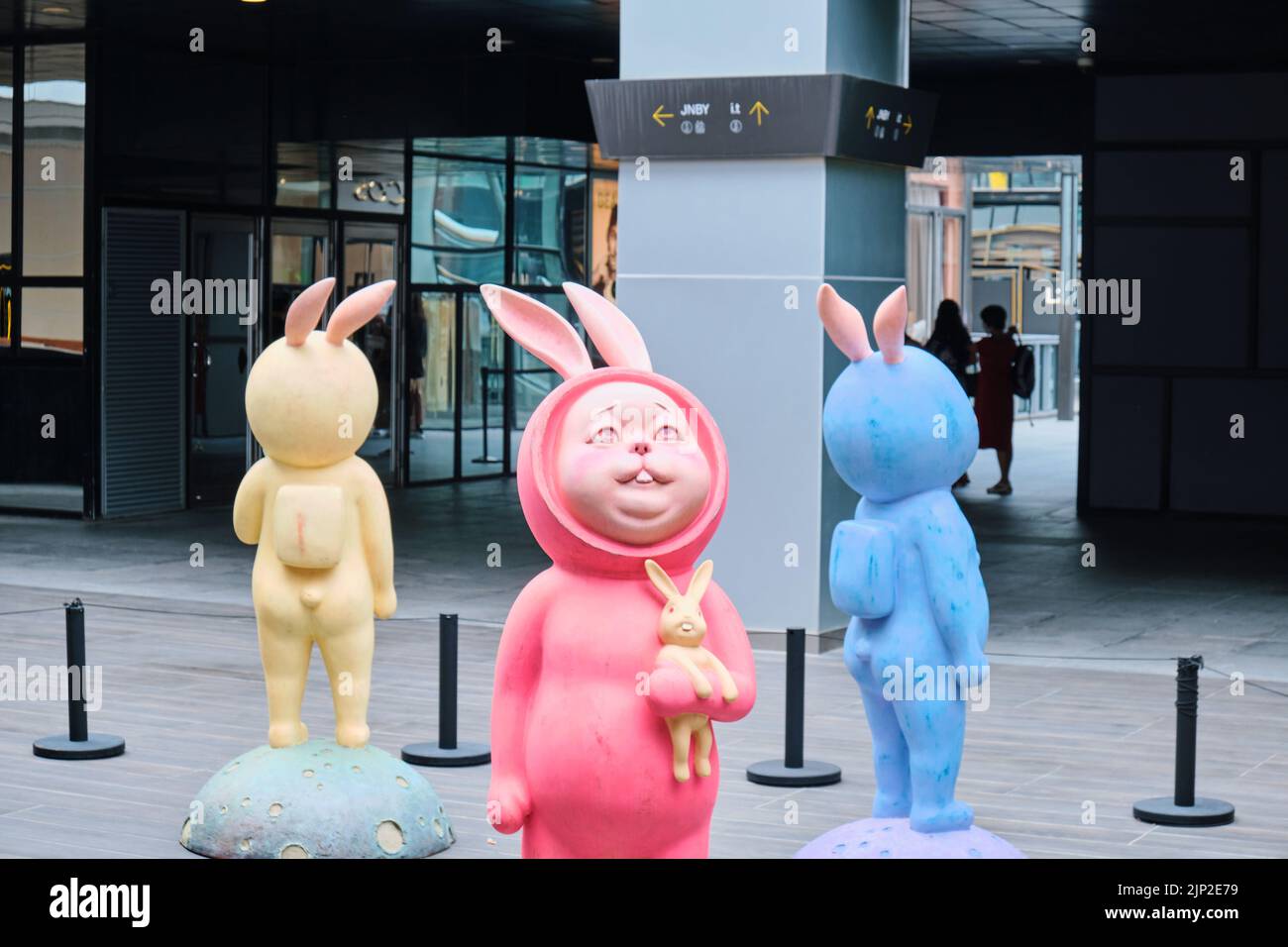 Drei zeitgenössische bunte Kaninchenskulpturen in Sanlitun, Peking, China Stockfoto