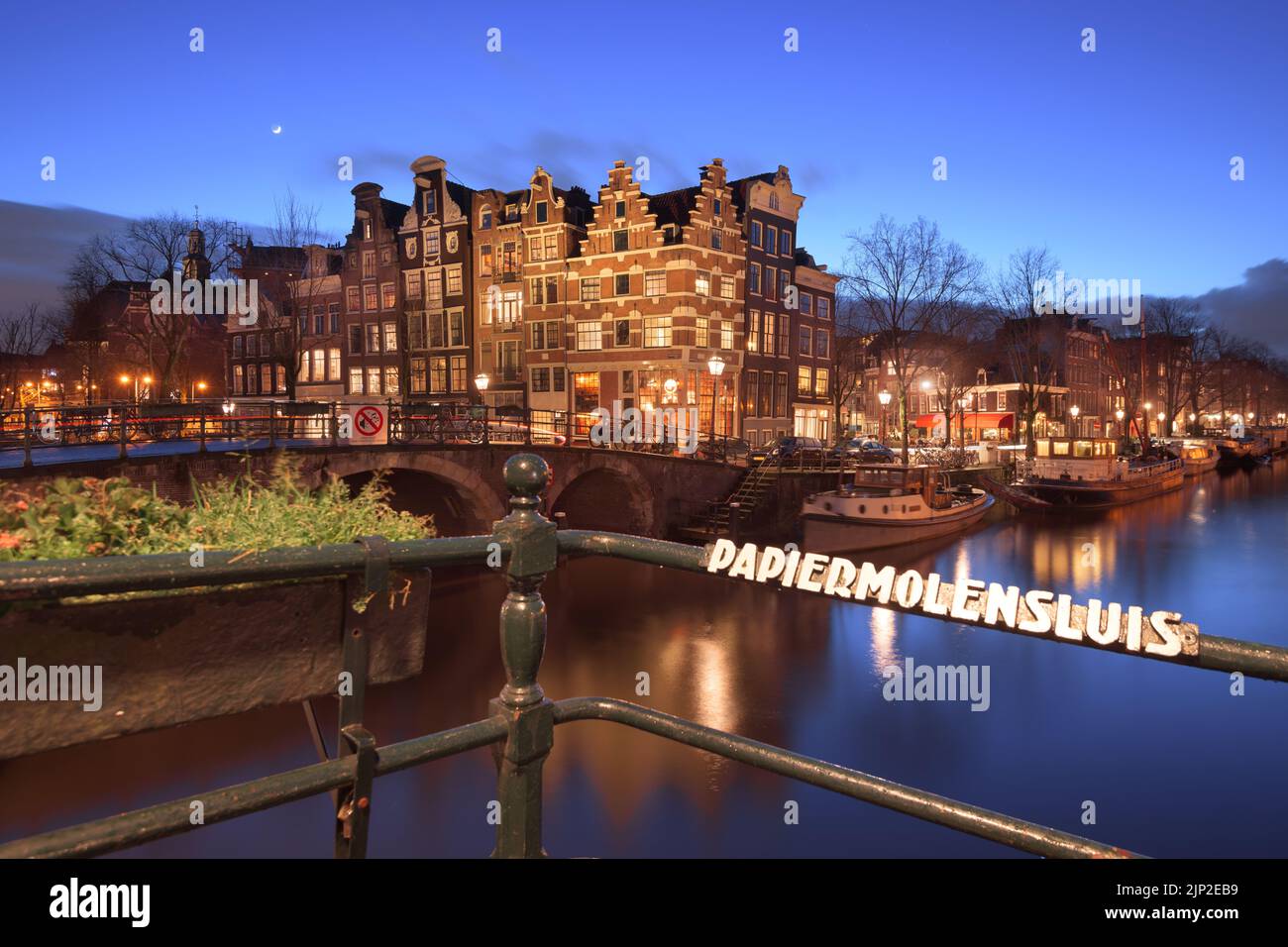 Amsterdam, Niederlande bei Dämmerung an der Papiermolensluis-Brücke. Stockfoto