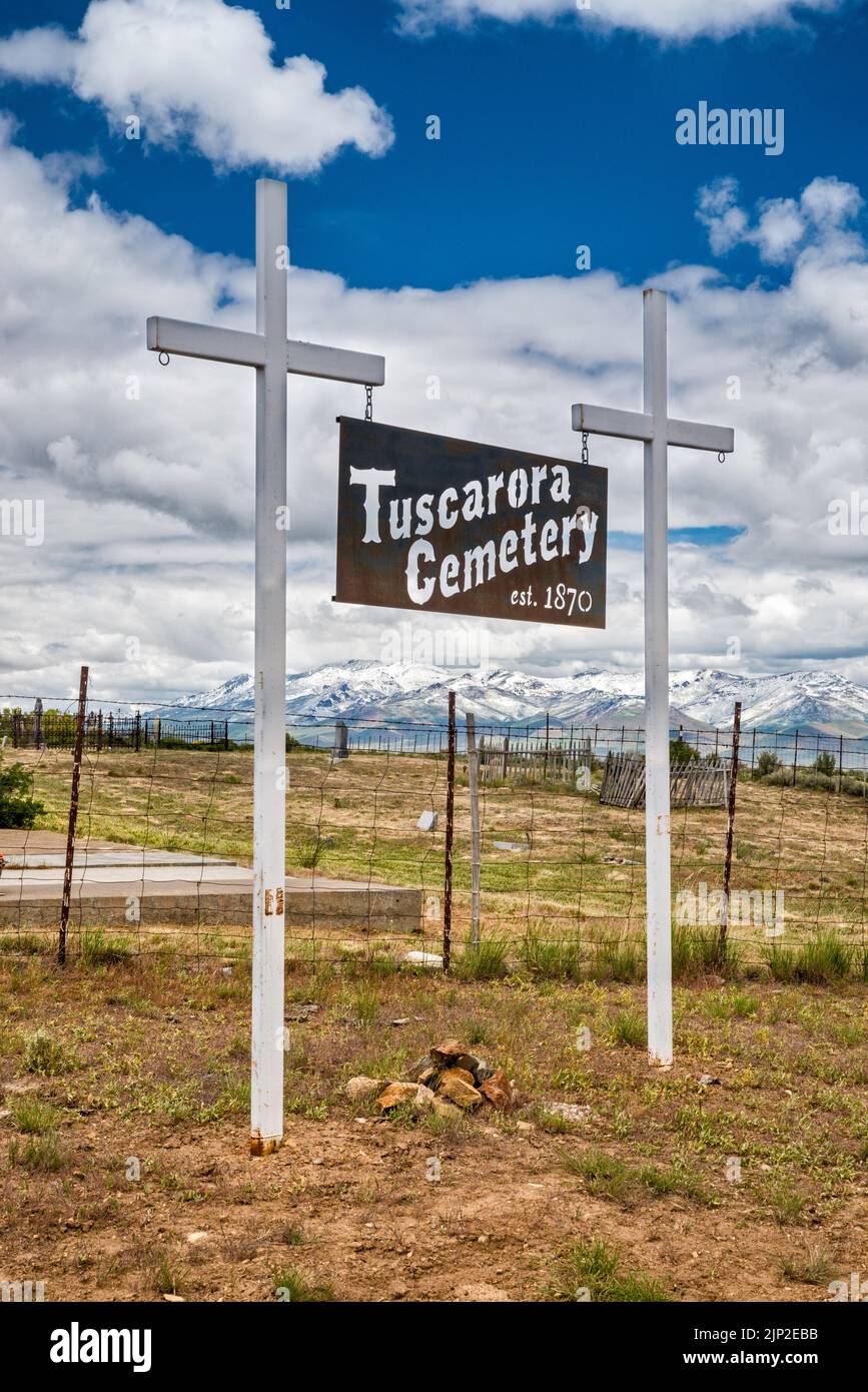 Friedhof in der Geisterstadt Tuscarora, Independence Valley, Independence Mountains in der Ferne, Nevada, USA Stockfoto