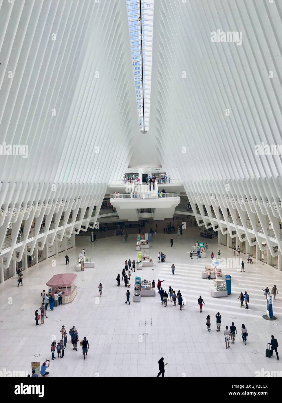 Das Innere des weißen World Trade Center-Bahnhofs von Oculus mit vielen Menschen Stockfoto