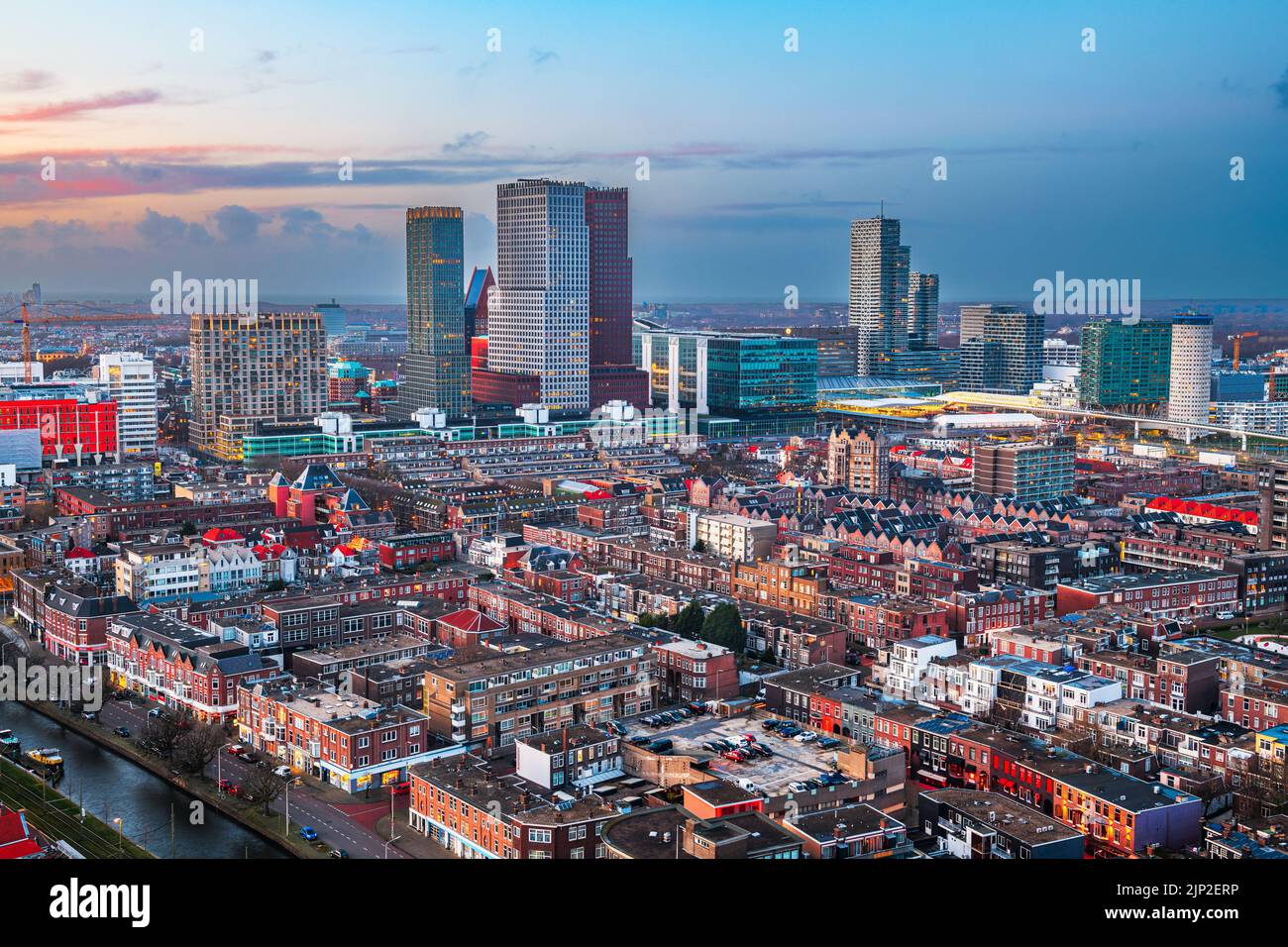 Den Haag, die Skyline der niederländischen Innenstadt bei Dämmerung. Stockfoto