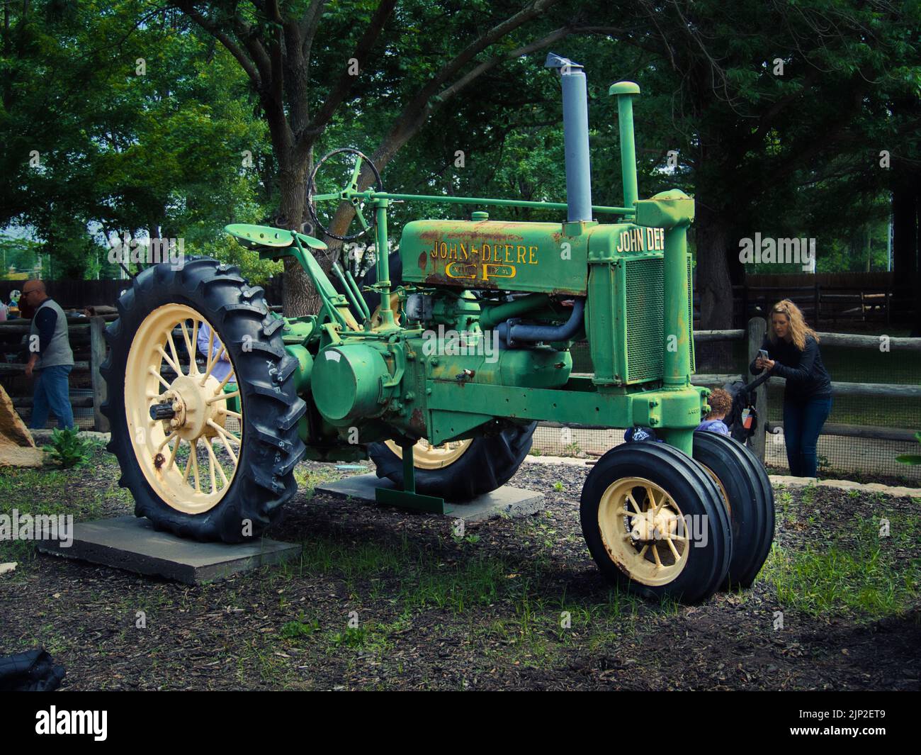 Der John Deer Traktor auf dem Deanna Rose Children's Farmstead im Overland Park Kansas Stockfoto