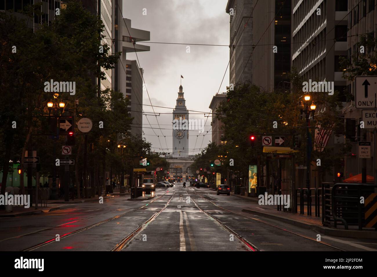 Eine Landschaft des Ferry Building nach dem Regen in San Francisco, Kalifornien, USA Stockfoto