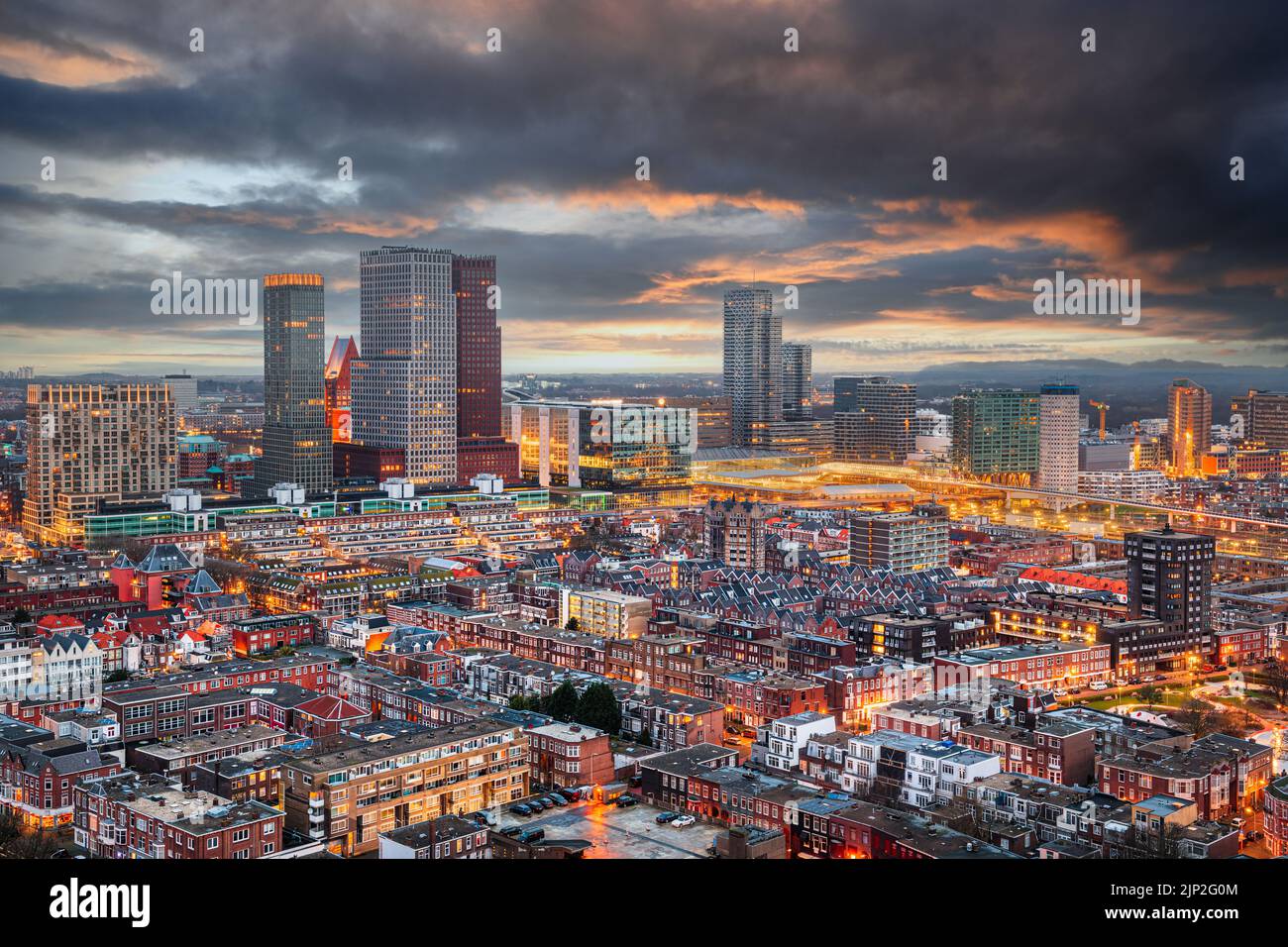 Den Haag, die Skyline der niederländischen Innenstadt bei Dämmerung. Stockfoto