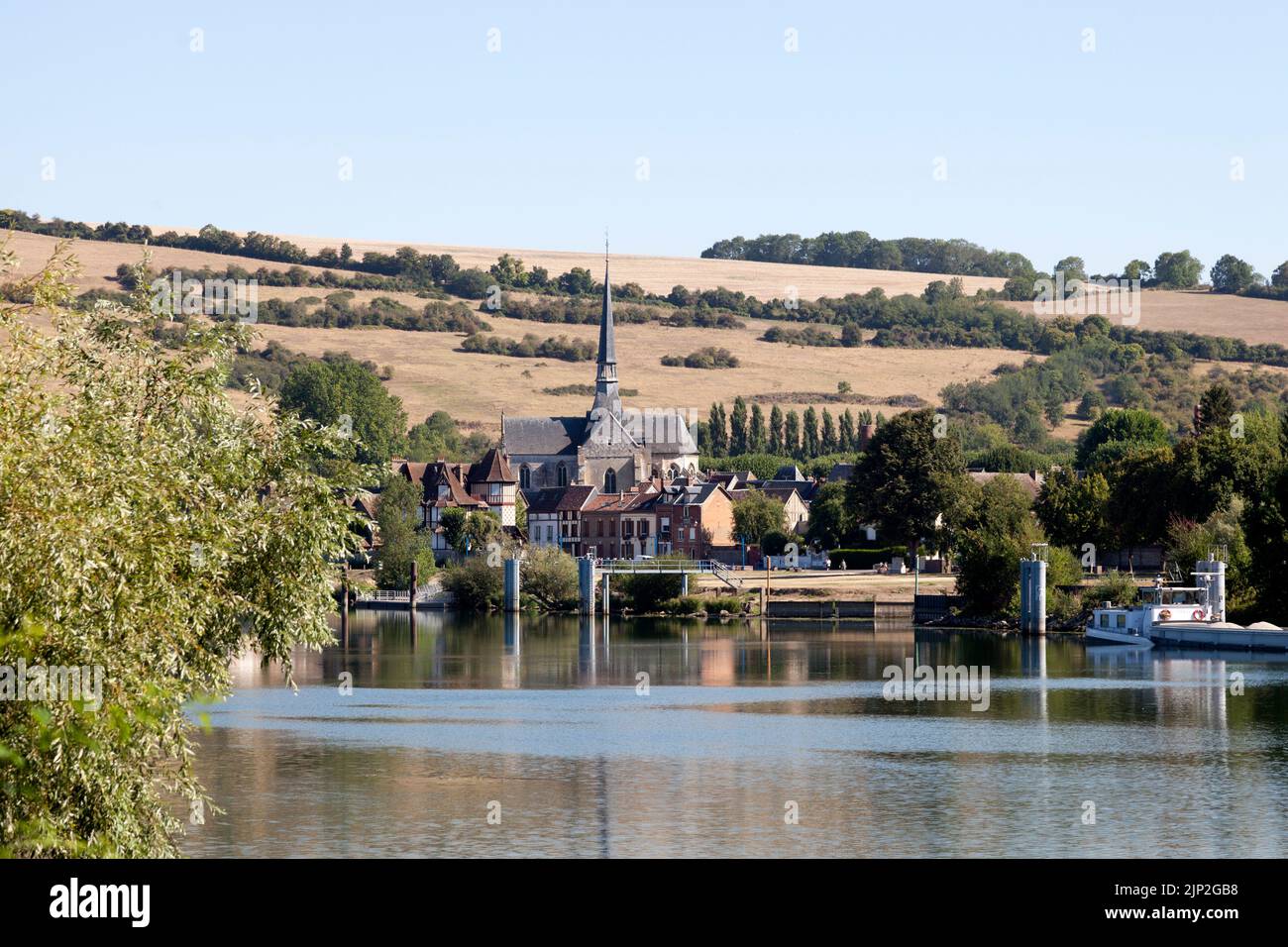 Die Kirche Saint-Sauveur du Petit-Andely in der Stadt Les Andelys an der seine. Stockfoto