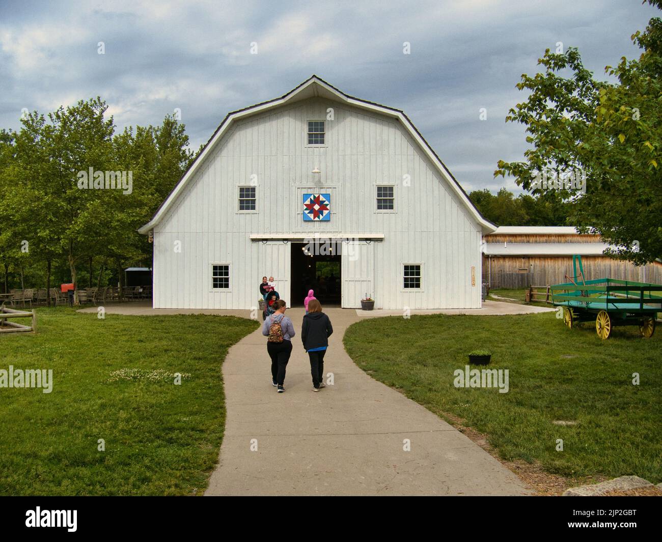 Große weiße Scheune an bewölktem Tag auf dem Deanna Rose Kinderhof im Overland Park Kansas KS JOCO Stockfoto Große weiße Scheune an bewölktem Tag auf dem Deanna Rose Kinderhof im Overland Park Kansas KS JOCO Stockfoto
