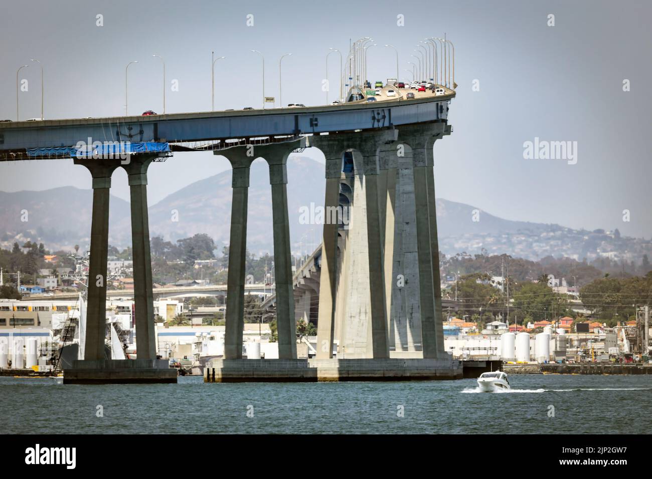 Von Coronado, Kalifornien, blickt man auf die Bucht von San Diego, wenn ein Boot vorbeifährt. Stockfoto