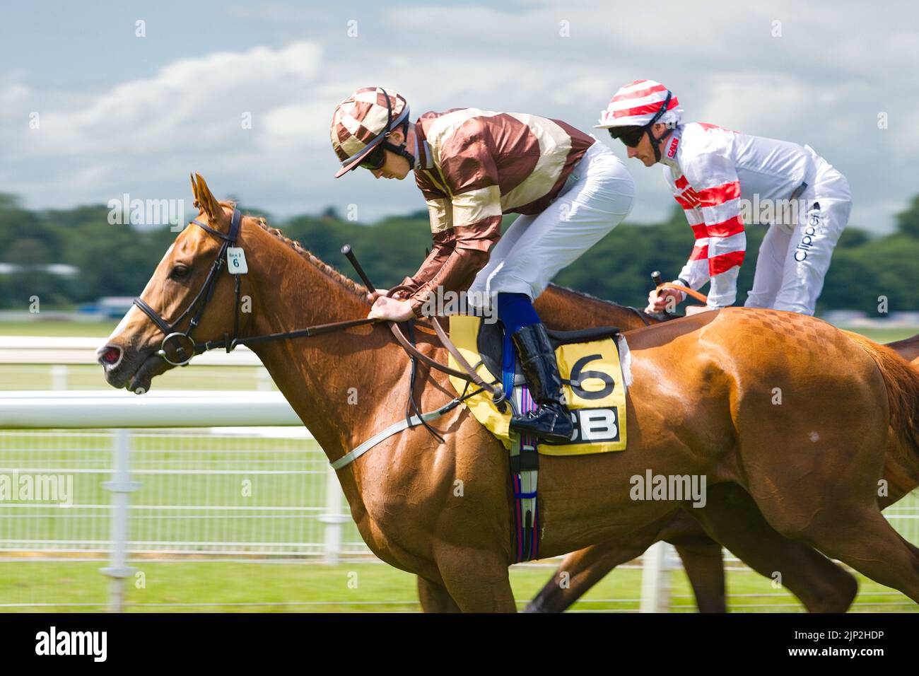 Daniel Tudhope über Young Fire und Oisin Orr über Maywake bei York Races. Stockfoto