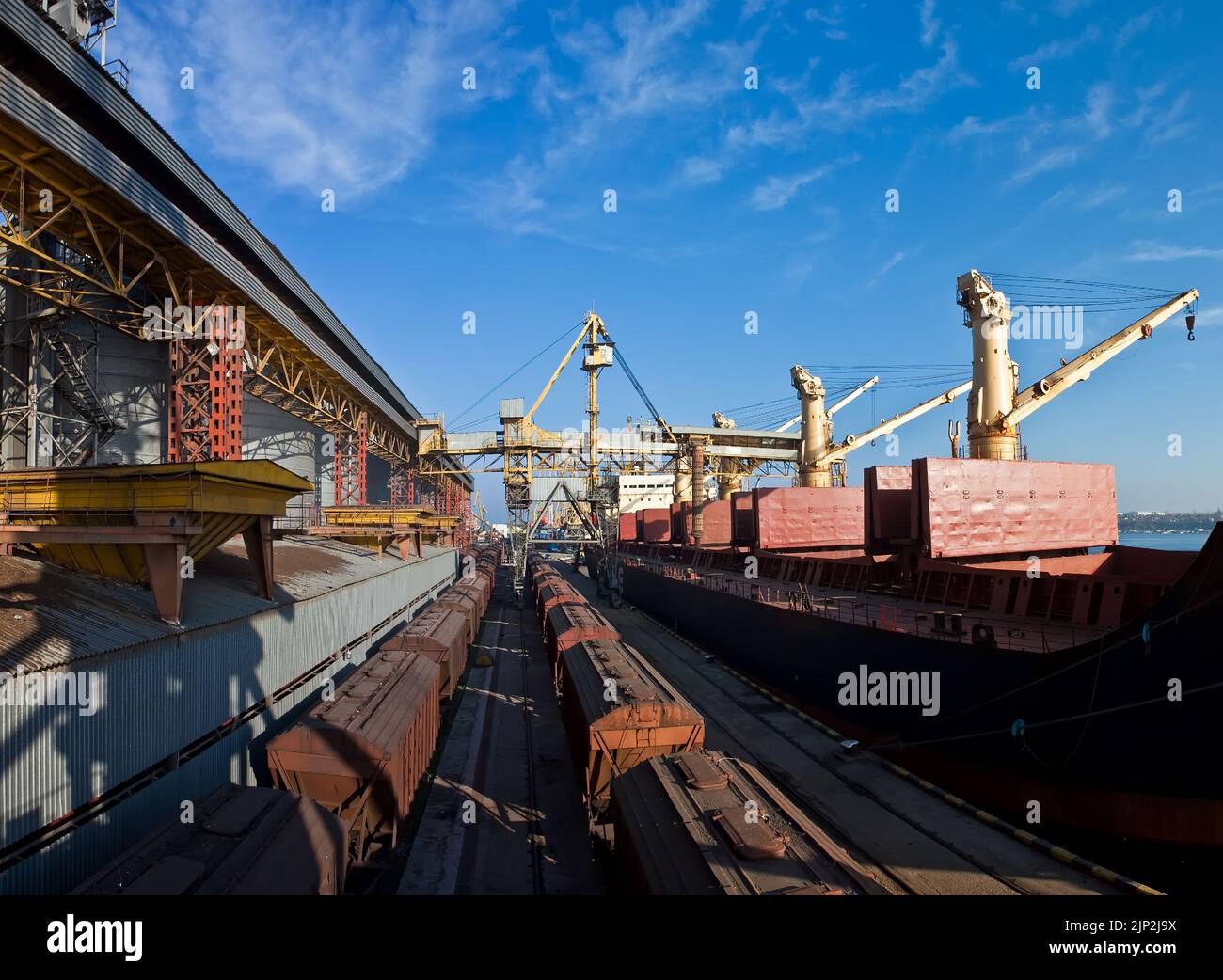 Verladung von Getreide in Laderäume von Seefrachtschiffen im Seehafen aus Getreidelagerung. Stockfoto