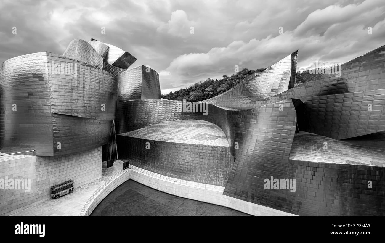 Bilbao, monochrome Stadt des berühmten Kunstmuseums am Ufer der Mündung. Spanien Stockfoto