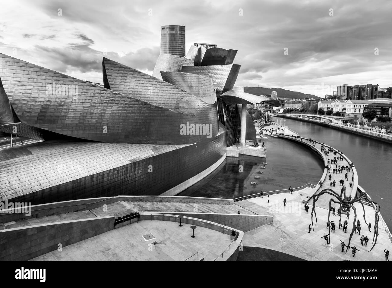 Bilbao, monochrome Stadt des berühmten Kunstmuseums am Ufer der Mündung. Spanien. Stockfoto