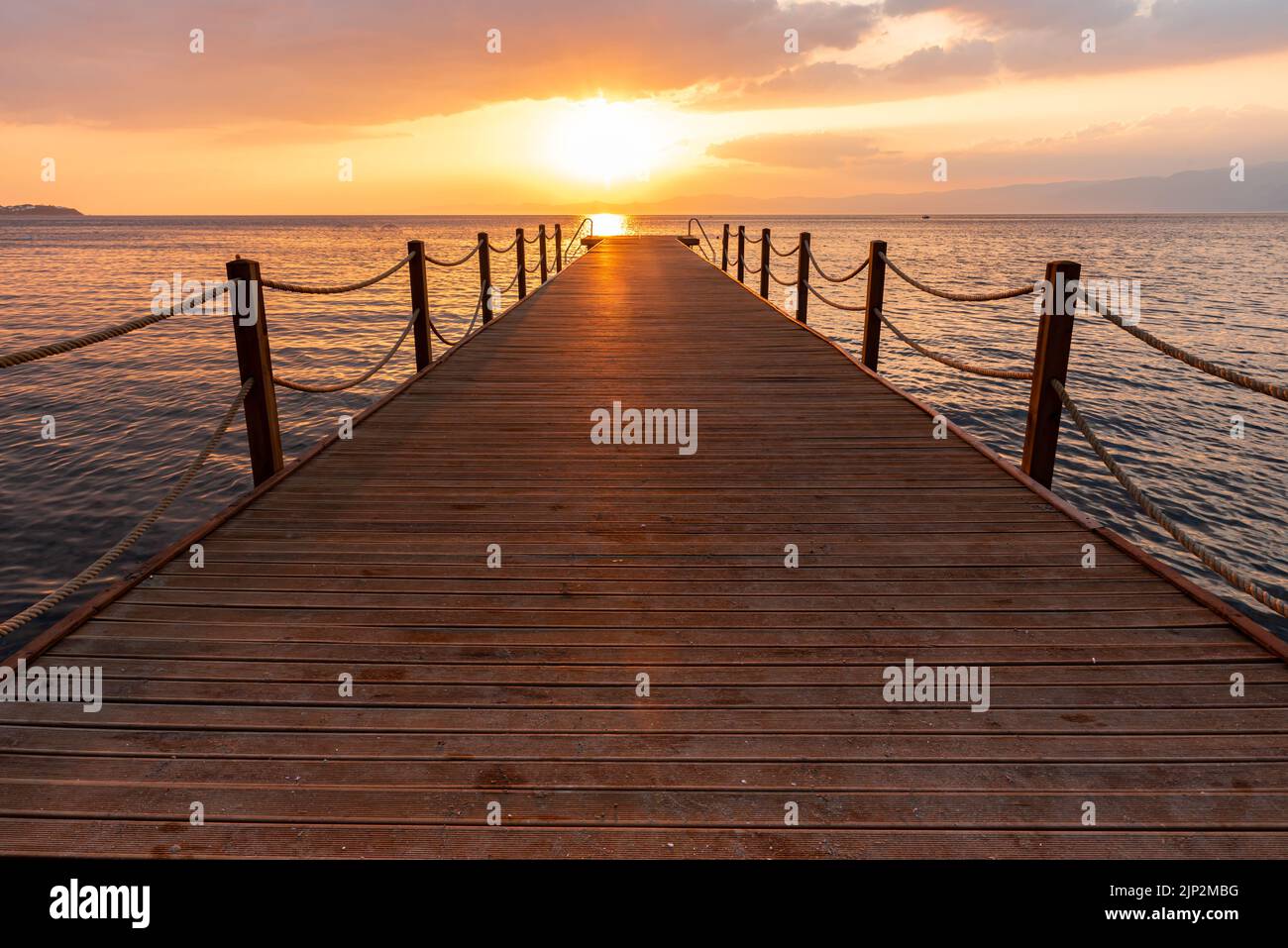 Sunset Pier im Meer Stockfoto