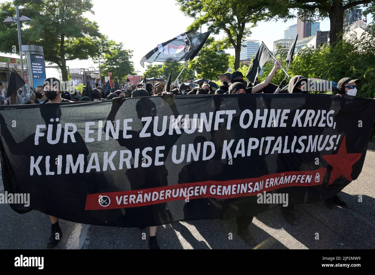 DEUTSCHLAND, Hamburg, klimatecamp 2022 Kundgebung für Klimaschutz und Klimagerechtigkeit, schwarzer Block der antifaschistischen Bewegung Antifa, Banner sagt für eine Zukunft ohne Krieg, Klimakrise und Kapitalismus Stockfoto