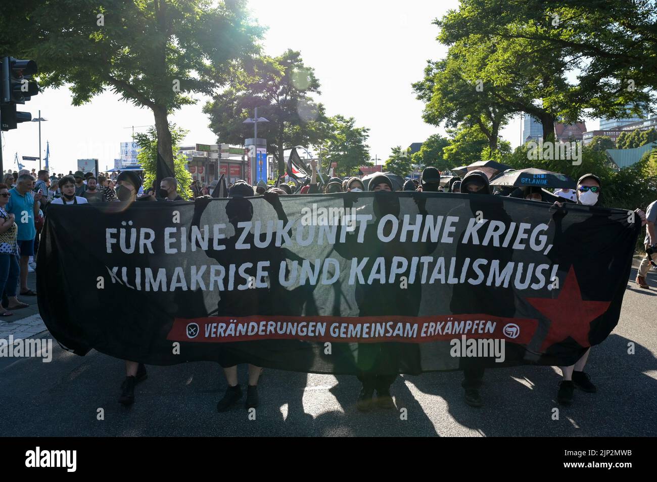 DEUTSCHLAND, Hamburg, klimatecamp 2022 Kundgebung für Klimaschutz und Klimagerechtigkeit, schwarzer Block der antifaschistischen Bewegung Antifa, Banner sagt für eine Zukunft ohne Krieg, Klimakrise und Kapitalismus Stockfoto