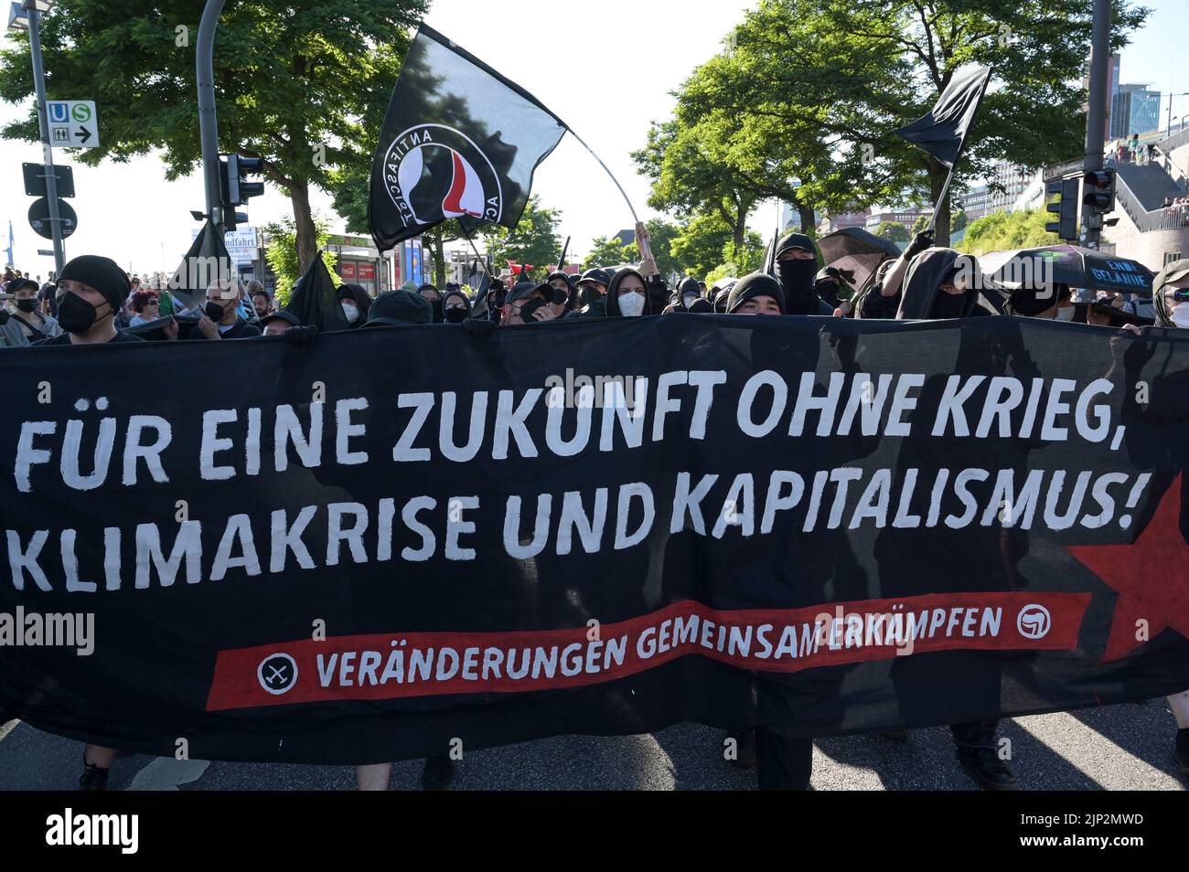 DEUTSCHLAND, Hamburg, klimatecamp 2022 Kundgebung für Klimaschutz und Klimagerechtigkeit, schwarzer Block der antifaschistischen Bewegung Antifa, Banner sagt für eine Zukunft ohne Krieg, Klimakrise und Kapitalismus Stockfoto