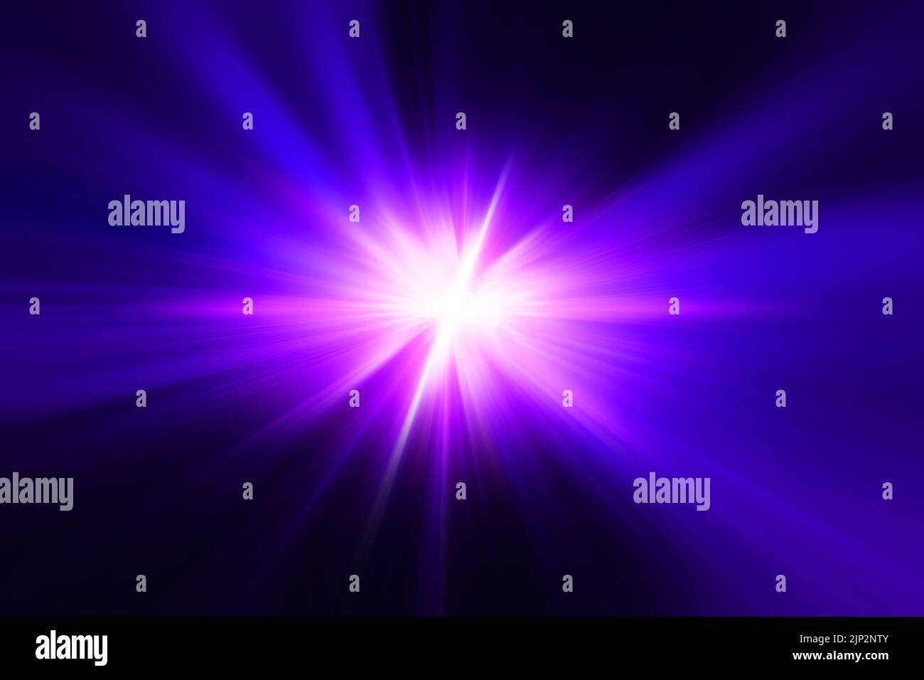 UV-Licht. Violett blau Feuer Beleuchtung Flare hell glänzend auf schwarz Unschärfe abstrakt für den Hintergrund Stockfoto