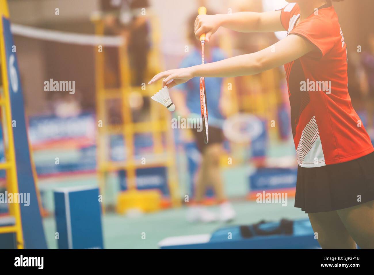Badminton-Profi-Spieler servieren Federball in Action-Spiel-Wettbewerb Stockfoto
