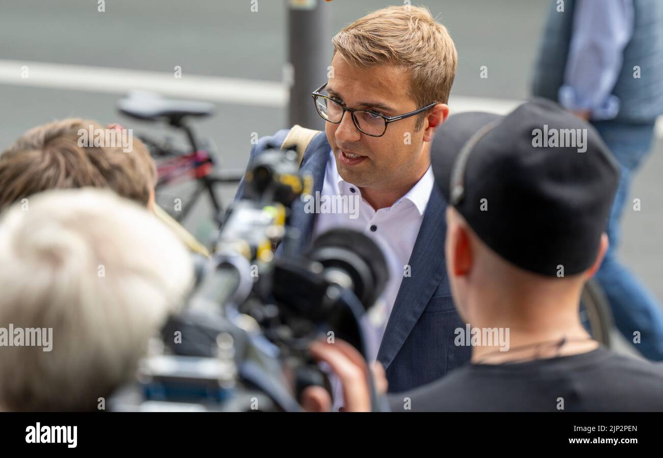 Berlin, Deutschland. 15. August 2022. Eric Sohn (SPD), Mitglied des RBB-Rundfunkrats, spricht vor Beginn der Sondersitzung des RBB-Rundfunkrates mit Journalisten. Die Sitzung soll sich mit dem Thema der Vertragsbeendigung des zurückgetretenen ARD- und RBB-Chefs Schlesinger befassen. Quelle: Monika Skolimowska/dpa/Alamy Live News Stockfoto