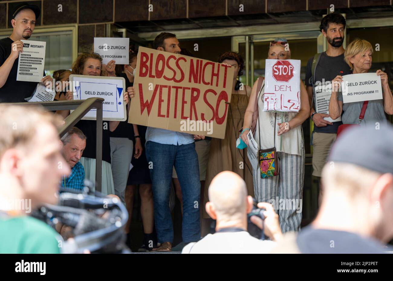Berlin, Deutschland. 15. August 2022. Freiberufler protestieren vor Beginn der Sondersitzung des RBB-Rundfunkrates mit Plakaten und Schildern aus dem Haus des Rundfunks. Die Sitzung soll sich mit der Frage der Vertragskündigung des zurückgetretenen ARD- und RBB-Chefs Schlesinger befassen. Quelle: Monika Skolimowska/dpa/Alamy Live News Stockfoto