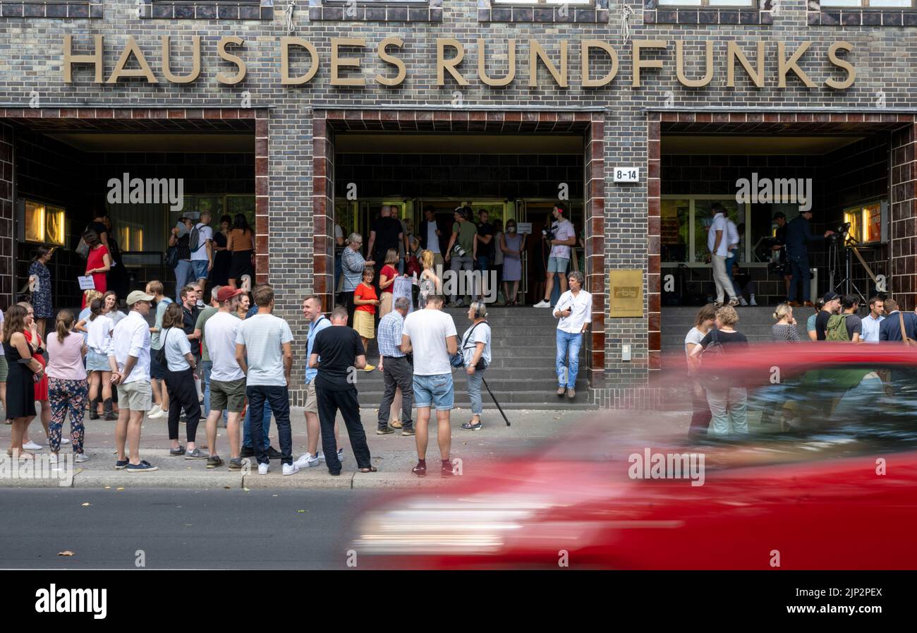 Berlin, Deutschland. 15. August 2022. Freiberufler protestieren vor Beginn der Sondersitzung des RBB-Rundfunkrates mit Plakaten und Schildern aus dem Haus des Rundfunks. Die Sitzung soll sich mit der Frage der Vertragskündigung des zurückgetretenen ARD- und RBB-Chefs Schlesinger befassen. Quelle: Monika Skolimowska/dpa/Alamy Live News Stockfoto