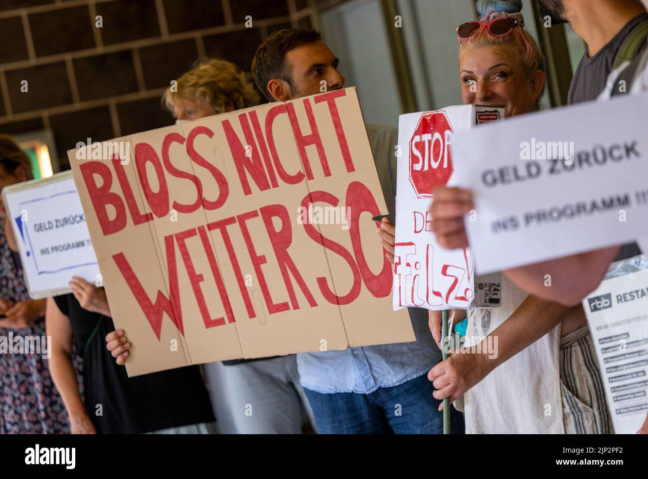 Berlin, Deutschland. 15. August 2022. Freiberufler protestieren vor Beginn der Sondersitzung des RBB-Rundfunkrates mit Plakaten und Schildern aus dem Haus des Rundfunks. Die Sitzung soll sich mit der Frage der Vertragskündigung des zurückgetretenen ARD- und RBB-Chefs Schlesinger befassen. Quelle: Monika Skolimowska/dpa/Alamy Live News Stockfoto