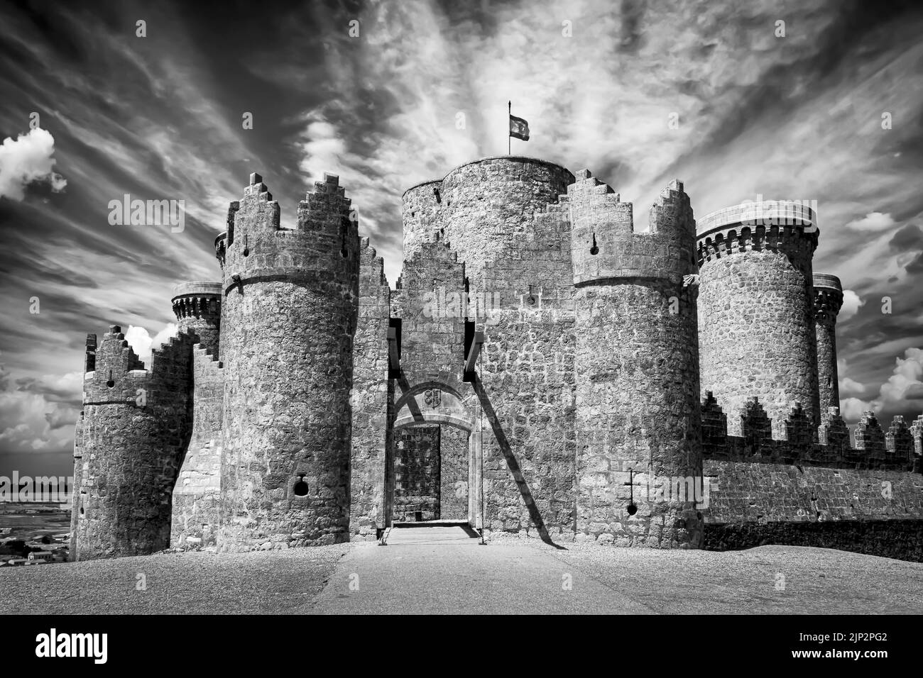 Schloss Belmonte in La Mancha Spanien. Schwarzweiß-Ansicht mit dramatischem Himmel mit Wolken und langer Fotobelichtung. Spanien. Stockfoto