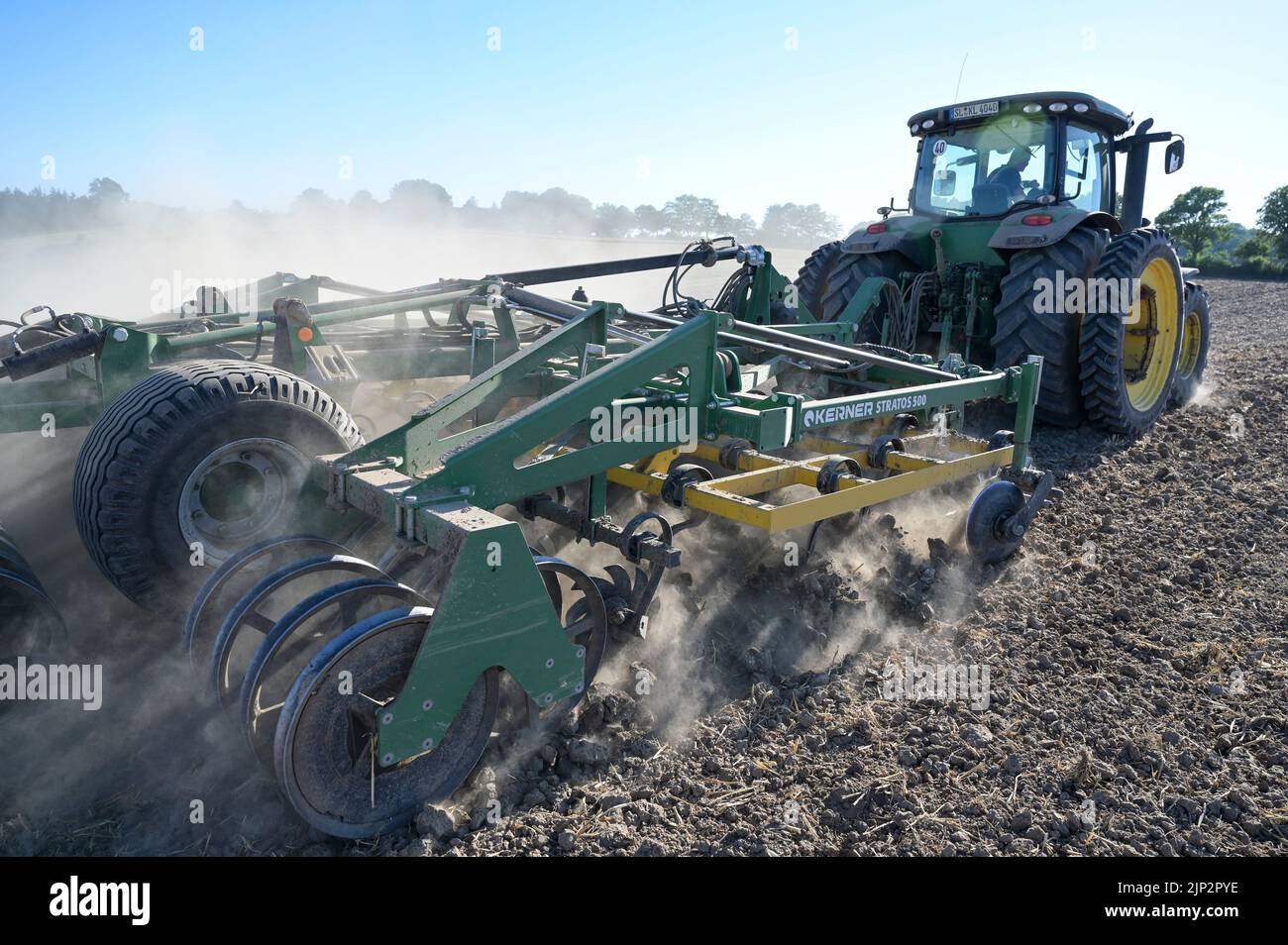 Deutschland, Landwirtschaft, Pflugloser Anbau / DEUTSCHLAND, Schleswig Holstein, Holtsee, Harzhof praktiziert seit 30 Jahren pfluglosen Ackerbau, Flachgrubber Kerner Stratos 500 am John Deere Traktor Stockfoto