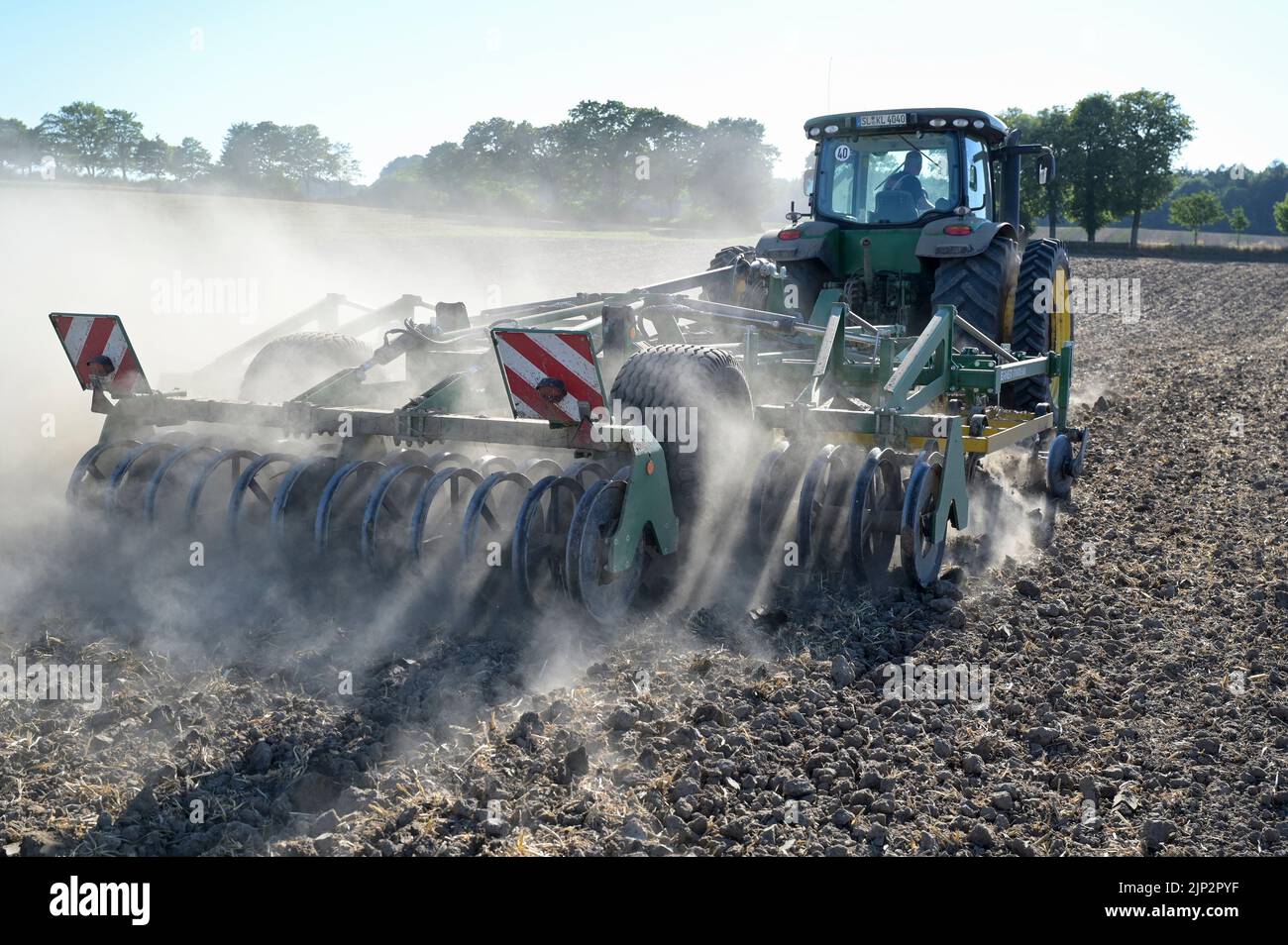 Deutschland, Landwirtschaft, Pflugloser Anbau / DEUTSCHLAND, Schleswig Holstein, Holtsee, Harzhof praktiziert seit 30 Jahren pfluglosen Ackerbau, Flachgrubber Kerner Stratos 500 am John Deere Traktor Stockfoto