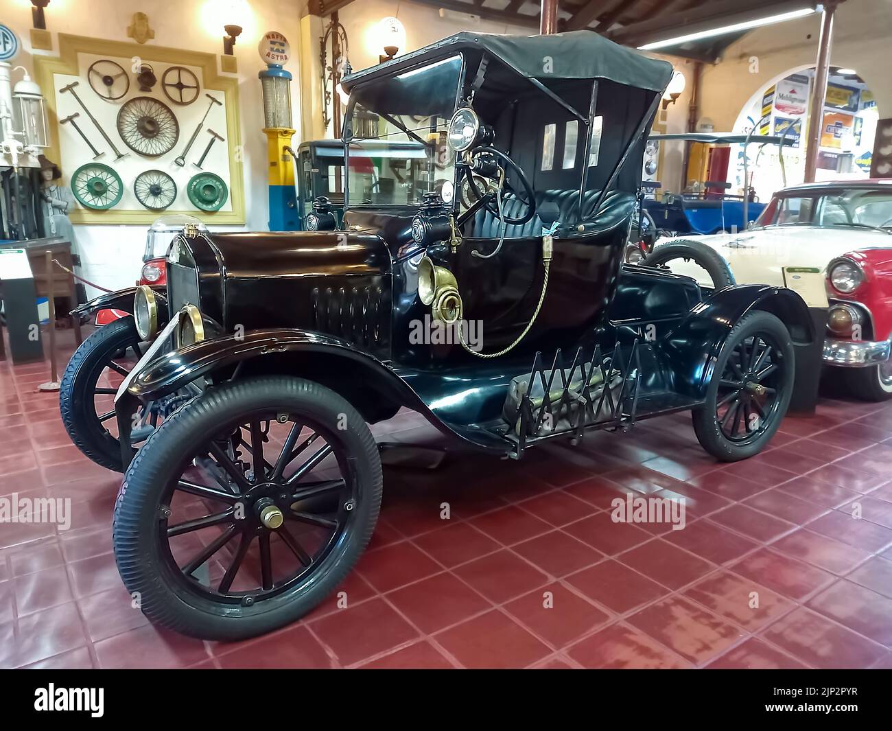 Alter schwarzer 1917 Ford Modell T Torpedo Runabout Roadster. Klassischer Arztwagen. Seitenansicht. Automobilmuseum. Rau Kollektion. Stockfoto