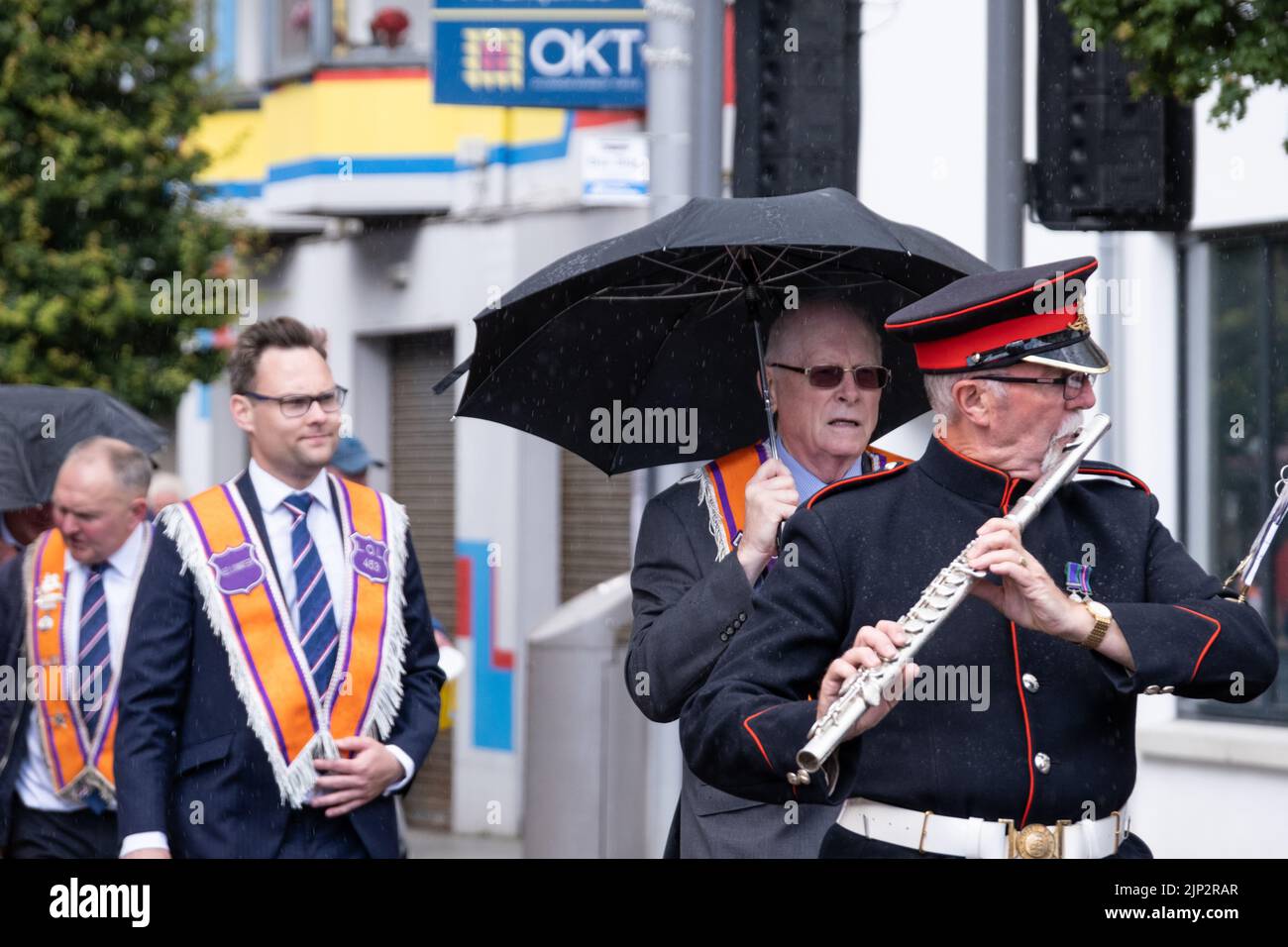 Ballymena, Großbritannien, 25.. Juni 2022. Flötenspieler der Kellswater Band mit Orange Order Mitgliedern am Broadway während des jährlichen Mini-Zwölften. Stockfoto