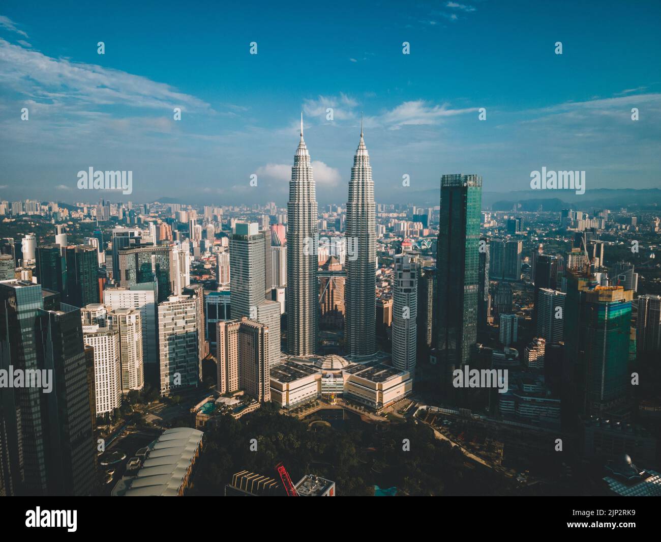 Eine Drohnenansicht der Innenstadt von Kuala Lumpur mit Wolkenkratzern und blauem Himmel Stockfoto