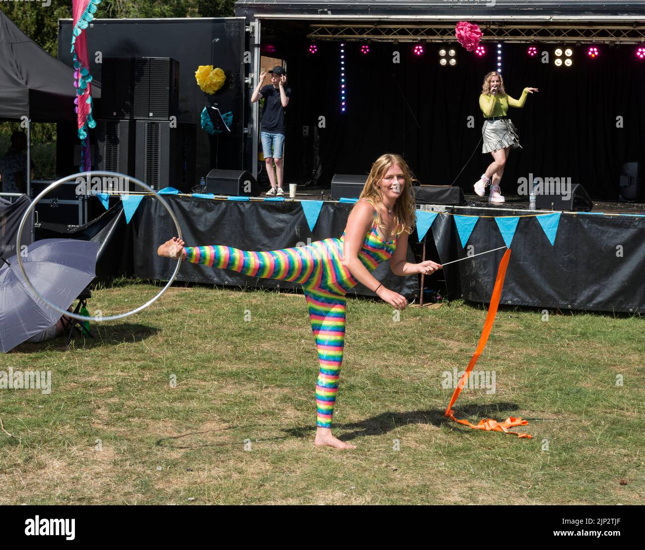 Tänzerin bei Art in the Park, Leamington Spa, Warwickshire, Großbritannien Stockfoto