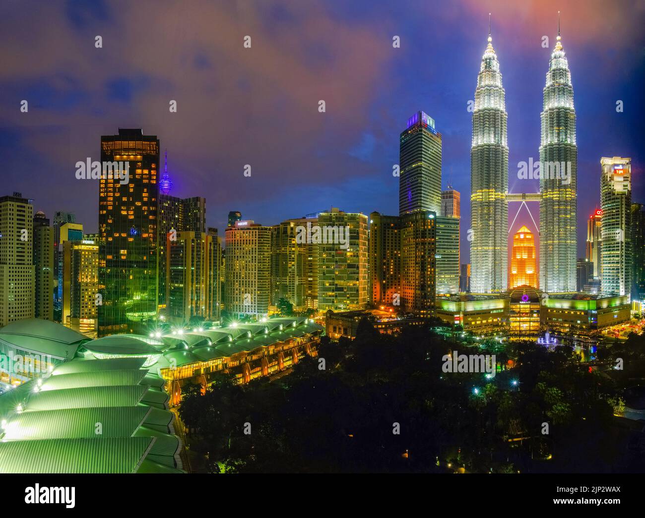 Eine wunderschöne Nachtansicht der Kuala Lumpur Skyline mit Petronas Twin Tower in Malaysia Stockfoto