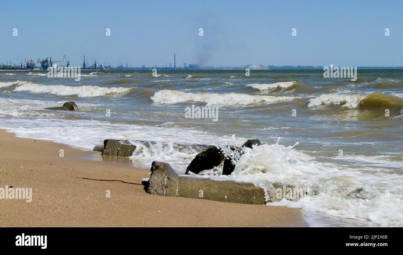 Eine Nahaufnahme von Meereswellen, die auf Steine am Strand von Asov Mariupol Ukraine treffen Stockfoto