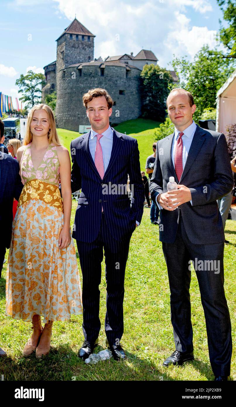 Vaduz, Liechtenstein. 15. August 2022. Prinzessin Marie Caroline von Liechtenstein, Prinz Georg von Liechtenstein und Prinz Joseph Wenzel von Liechtenstein (l-r) in Vaduz, am 15. August 2022, bei der katholischen Messe auf der Wiese anlässlich des Nationaltages von Liechtenstein Credit: Albert Nieboer/Netherlands OUT/Point de Vue OUT/dpa/Alamy Live News Stockfoto