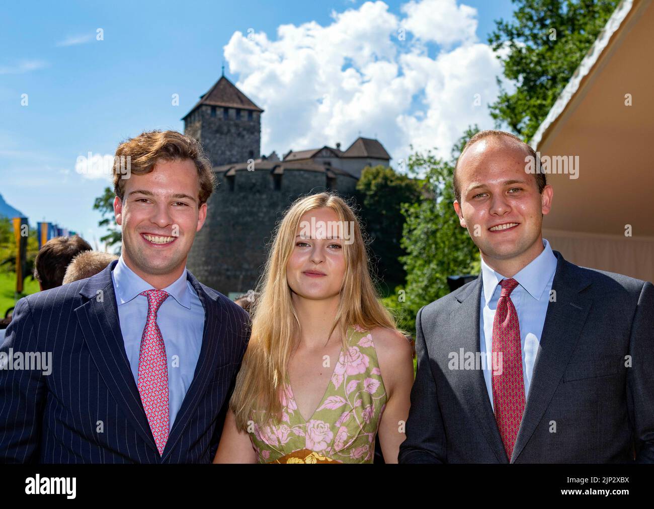 Vaduz, Liechtenstein. 15. August 2022. Prinz Georg von Liechtenstein, Prinzessin Marie Caroline von Liechtenstein und Prinz Joseph Wenzel von Liechtenstein (l-r) in Vaduz, am 15. August 2022, bei der katholischen Messe auf der Wiese anlässlich des Nationaltages von Liechtenstein Credit: Albert Nieboer/Netherlands OUT/Point de Vue OUT/dpa/Alamy Live News Stockfoto