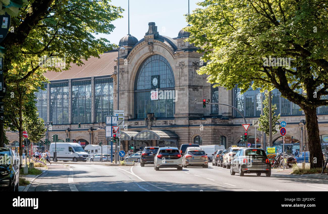 Hamburg, Deutschland. 11. August 2022. Blick auf den Bahnhof Dammtor von der Rothenbaumchaussee 