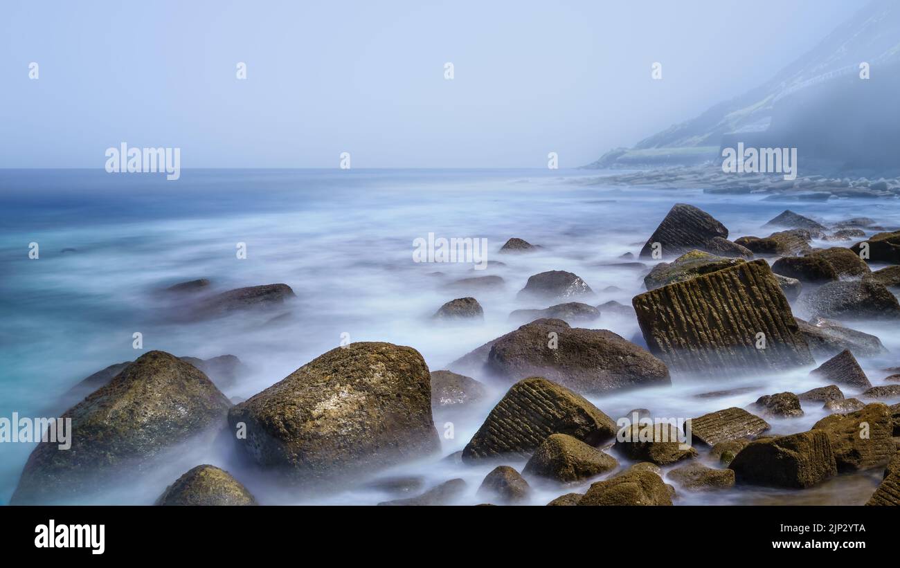 Strand von großen Felsen mit Nebel und lange Exposition im Norden von Spanien. Baskenland. Stockfoto