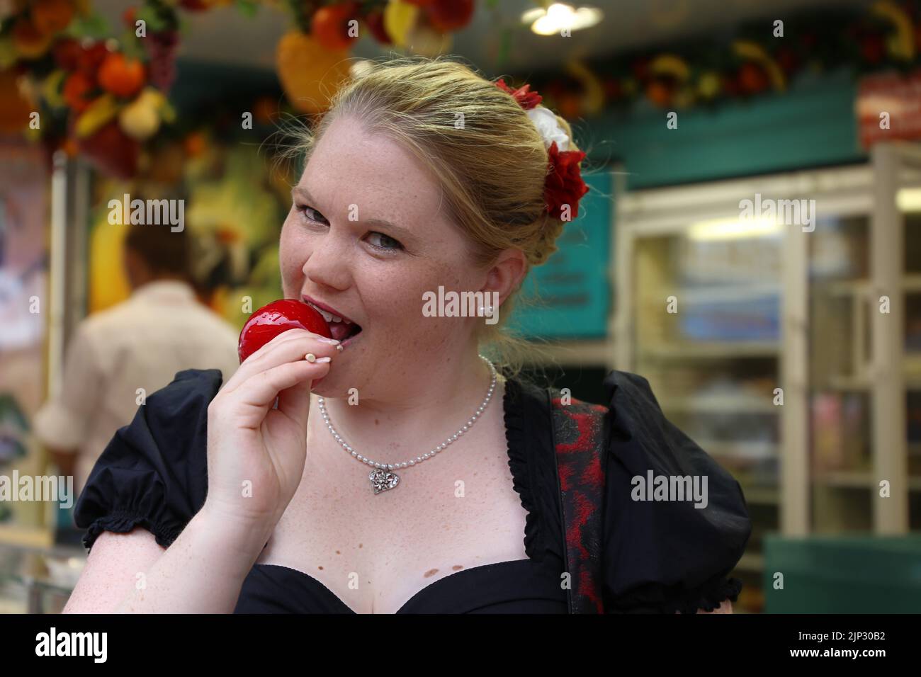 Frau mit traditioneller deutscher Tracht auf einer (deutschen) Messe (Modell freigegeben) Stockfoto