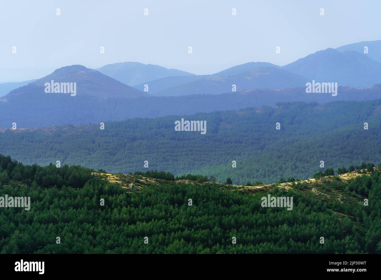 Berglandschaft in blauen und grünen Schichten. Spanien. Stockfoto