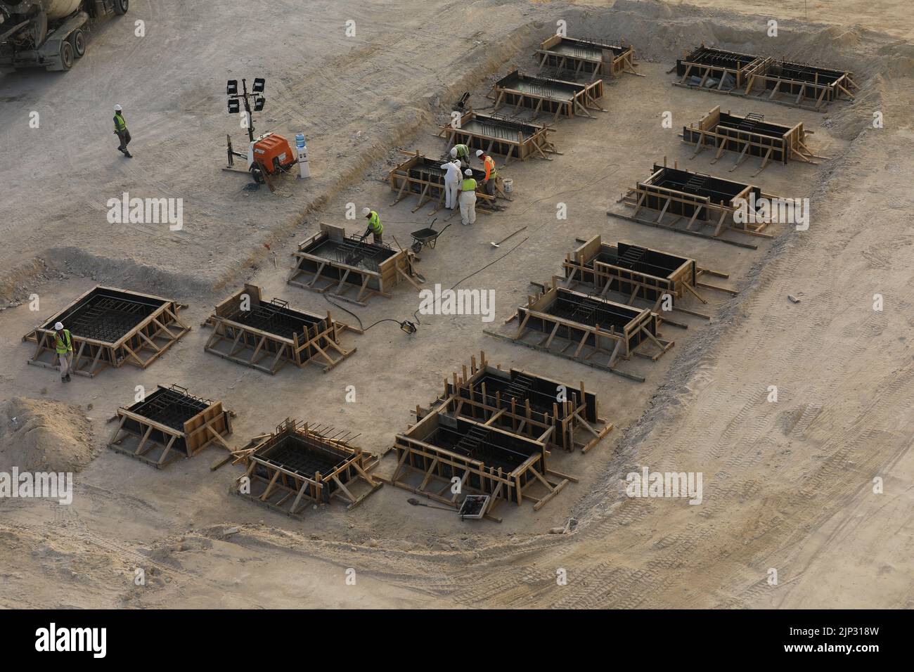 Holzschalung mit Metallverstärkung zum Ausgießen von Beton und zur Schaffung eines soliden Fundaments für ein Gebäude Stockfoto